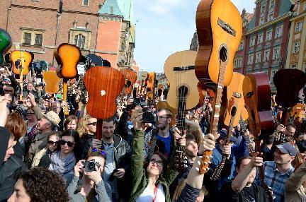 Guitarristas en Wrocław para conseguir un nuevo record Guiness