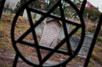 Estrella de David adornando la reja de un cementerio judío